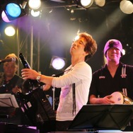 総勢13名による圧巻のステージ！岩垂徳行氏スペシャルバンドLIVEレポート、『逆裁』キャラデザ岩元氏によるライブアートも