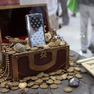 【CEATEC 2013】メタルスライムでできた「ドラクエスマホ」をチェック!クラウド版『ドラゴンクエストX』も体験