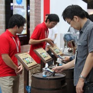 【CEATEC 2013】メタルスライムでできた「ドラクエスマホ」をチェック!クラウド版『ドラゴンクエストX』も体験