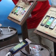 【CEATEC 2013】メタルスライムでできた「ドラクエスマホ」をチェック!クラウド版『ドラゴンクエストX』も体験