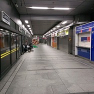 気温は16°Cと肌寒い