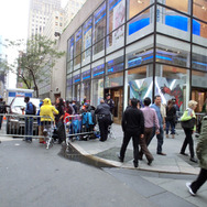 店に向かって左手から行列がはじまっています