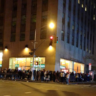 ビルを曲がってもなお続く列