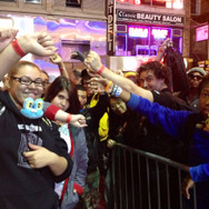 発売日の笑顔は、どの国でも変わりませんね