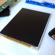 大きな1枚の液晶画面が確認できる、Nintendo 2DS分解写真