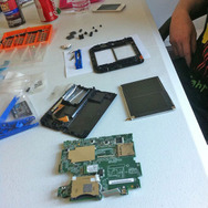 大きな1枚の液晶画面が確認できる、Nintendo 2DS分解写真