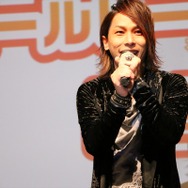 新主題歌を歌う谷本貴義氏