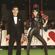 東京国際映画祭にリアル“ベヨネッタ”が舞い降りた　グリーンカーペットに木崎監督＆BAYONETTA