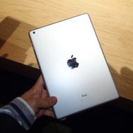 iPad Air本体背面。薄型化にともなって4隅がよりシャープなデザインに仕上がっている
