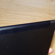 本体トップに2つ孔のあいたデュアルマイクを搭載。収音時のノイズキャンセル性能が高まっている