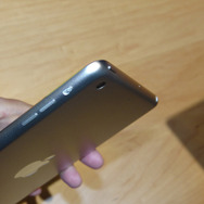 側面にボリュームボタンやロックボタン、電源ボタンを配置