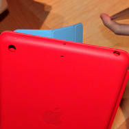 「Smart Case」にもデュアルマイク用の孔があいている