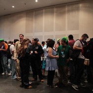 開場を待つファンたち