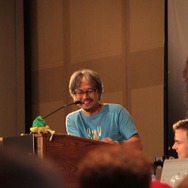 青沼氏の横の人は通訳担当者です