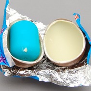 チョコを開けるとカプセルが