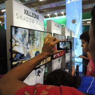 動画撮影している男性