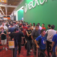 Xbox One試遊待ちの人々