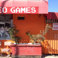 『ゼルダの伝説 神々のトライフォース2』に登場する“壁画リンク”がゲームショップの壁に登場