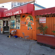 『ゼルダの伝説 神々のトライフォース2』に登場する“壁画リンク”がゲームショップの壁に登場