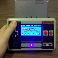 コントローラーデザインの携帯型NESを海外レトロゲームファンが制作