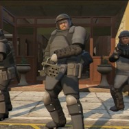 強盗中にちゃっかり着替え、完全武装するトレバーたち。ミニガンをもっている…