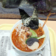 「魔人らーめん」を販売中の原宿「麺家 韓辛」はこんなカンジ―『東京魔人學園剣風帖』