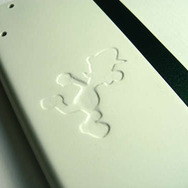 本体後ろ側にはルイージのシルエットの刻印が