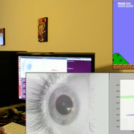 目の動きでマリオを動かしています