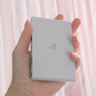 手に持ってみた。手が小さめな私からしても、驚く程コンパクト