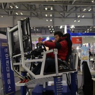 【G-STAR 2013】オンラインゲームだけじゃない!パンチングマシンなどのエレメカや、4Dを体験できる巨大アミューズメントマシンも出展