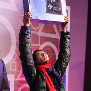 PS4をゲットし喜びを表すユーザー 写真提供:Getty Images