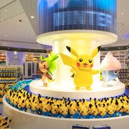 店内中央には、ポケモンセンタートウキョーベイのロゴを飾る3匹が