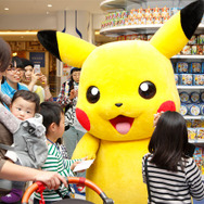 オープンを記念して、ピカチュウが遊びに来てくれました