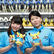 オープン記念グッズのピカチュウはスタッフとおそろいのユニフォーム