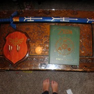 プレゼントはマスターソードとハイリアの盾風フックと「ハイラル・ヒストリア ゼルダの伝説 大全」