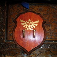 お馴染みのマークをペイントし、ゴールドに塗装したフックをつけて完成