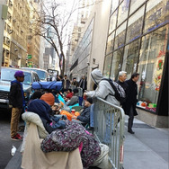 イベントの開催時間を待つ列