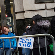 次世代機Xbox Oneが世界各国でローンチ開始、深夜に並ぶファンの姿も