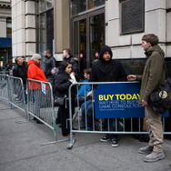 次世代機Xbox Oneが世界各国でローンチ開始、深夜に並ぶファンの姿も