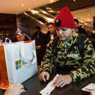 次世代機Xbox Oneが世界各国でローンチ開始、深夜に並ぶファンの姿も