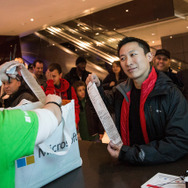 次世代機Xbox Oneが世界各国でローンチ開始、深夜に並ぶファンの姿も