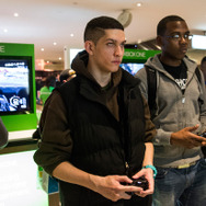 次世代機Xbox Oneが世界各国でローンチ開始、深夜に並ぶファンの姿も