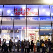 Nintendo World Store前でイベントの開始を待つファンたち