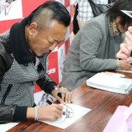 次は14日がチャンス!名越監督と横山氏が新宿『龍が如く 維新!』体験会にて150人以上にサインを実施