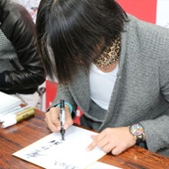 次は14日がチャンス!名越監督と横山氏が新宿『龍が如く 維新!』体験会にて150人以上にサインを実施