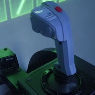 『戦場の絆』の筐体でフライトシューティング！『マッハストーム』12月19日より順次稼動 ― 『アサルト・ホライゾン』のシステムを受継ぐ