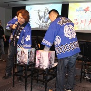 小林プロデューサーと山本ディレクターが参加者を抽選