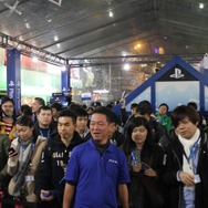 PS4発売を喜ぶ織田氏とファンたち