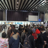 抽選を待つ人達