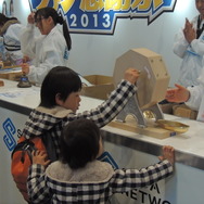 抽選会には大人から子どもまで参加